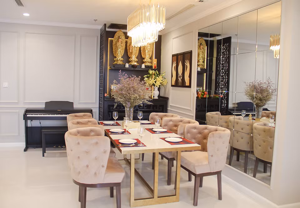 Bàn ăn sang trọng và tinh tế với đèn chùm ấn tượng. Ảnh: Dân Việt.