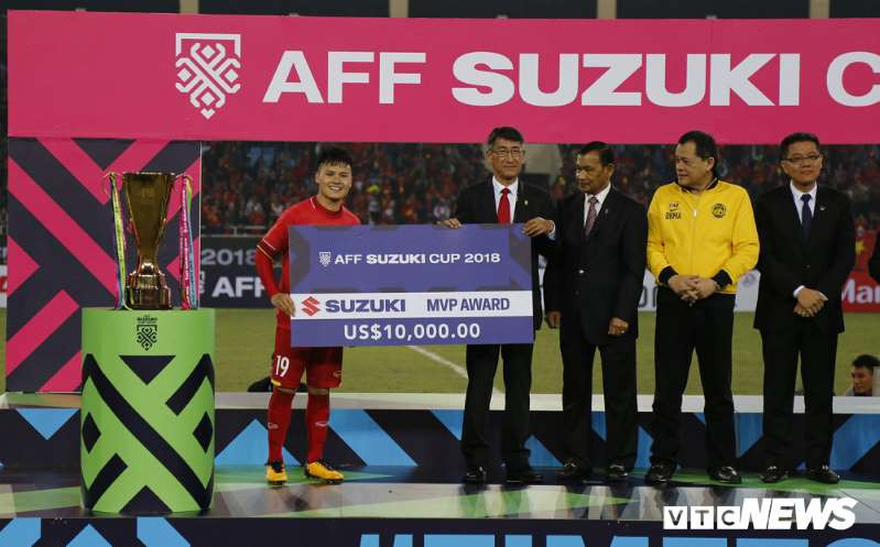 Sau màn trình diễn ấn tượng tại AFF Suzuki Cup 2018 và cùng đội tuyển Việt Nam lên ngôi vô địch, tiền vệ Nguyễn Quang Hải được bình chọn là Cầu thủ xuất sắc nhất giải đấu. Phần thưởng cho danh hiệu này là 10.000 USD từ nhà tài trợ Suzuki. Ảnh: VTC.