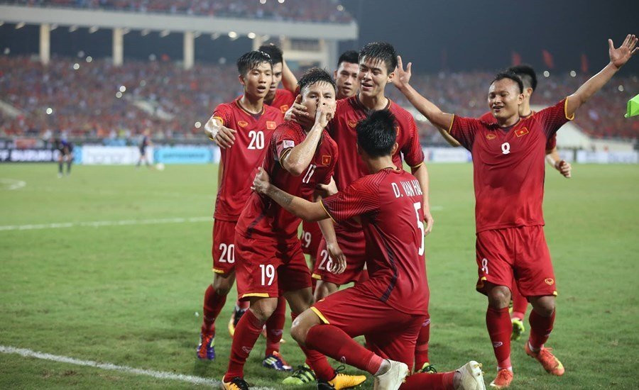 Sau chiến thắng thuyết phục với tổng tỷ số 4-2 trước Philippines tại AFF Cup 2018, công ty Cổ phần Eurowindow tiết lộ đã thưởng nóng cho tiền vệ Quang Hải - cầu thủ Việt Nam ghi bàn thắng đầu tiên trong trận bán kết số tiền 150 triệu đồng. Ảnh: Người đưa tin.