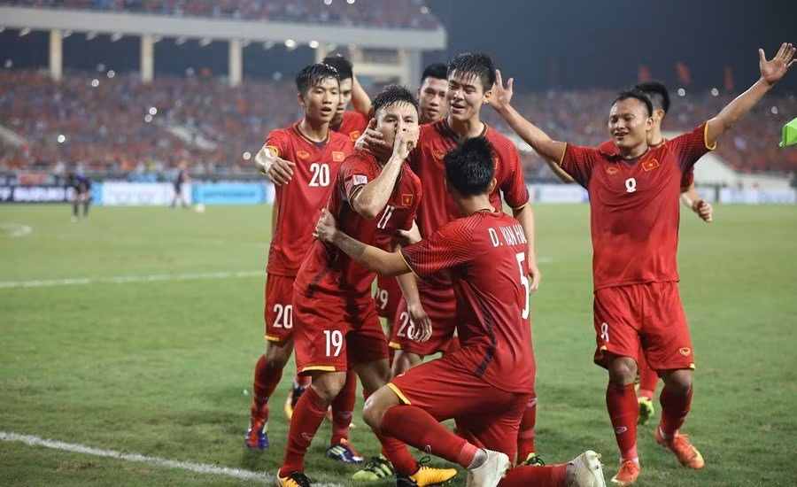 Sau chiến thắng thuyết phục với tổng tỷ số 4-2 trước Philippines tại AFF Cup 2018, công ty Cổ phần Eurowindow tiết lộ đã thưởng nóng cho tiền vệ Quang Hải - cầu thủ Việt Nam ghi bàn thắng đầu tiên trong trận bán kết số tiền 150 triệu đồng. Ảnh: Người đưa tin.