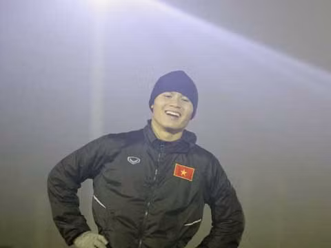 Trong số đó, tiền vệ Quang Hải với những đóng góp vượt bậc cho U23 Việt Nam có lẽ không kể hết những phần quà mình được nhận. Sau cú đúp vào lưới U23 Qatar ở bán kết, Quang Hải được nhận thưởng riêng thêm 100 triệu đồng từ một doanh nghiệp của Bình Dương. Ảnh: Thethaovanhoa.