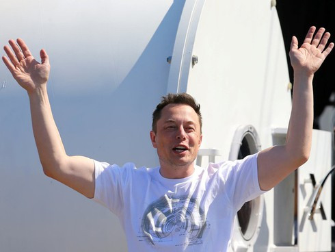Thói quen buổi sáng của CEO Tesla - Elon Musk liên quan đến việc thức dậy lúc 7 giờ sáng sau sáu giờ ngủ, nghĩa là ông thường đi ngủ khoảng 1 giờ sáng.