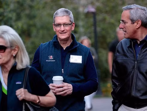 Tim Cook đến phòng tập thể dục riêng vào lúc 5 giờ sáng mỗi ngày. Vì thế, ông thường đi ngủ rất sớm, khoảng 8h45 tối.