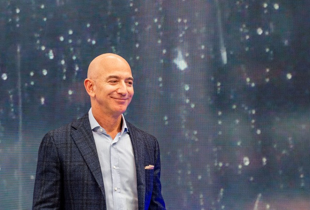 Jeff Bezos cho biết 8 tiếng ngủ tạo ra sự khác biệt lớn đối với ông. Đó là tiền đề cần thiết để để CEO Amazon cảm thấy tràn đầy năng lượng làm việc.