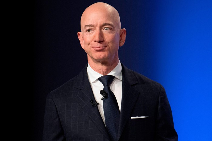 Người sáng lập và Giám đốc điều hành của Amazon, tỷ phú Jeff Bezos rất coi trọng giấc ngủ. Ông cho rằng ngủ đủ 8 tiếng giúp ông đưa ra các quyết định đúng đắn khi là một giám đốc điều hành cấp cao.