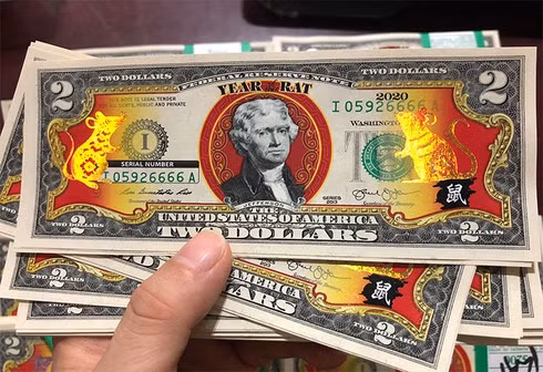 Còn hơn 1 tháng nữa mới đến Tết Nguyên đán nhưng thị trường tiền lì xì đã vô cùng sinh động. Đặc biệt, các tờ tiền in hình chuột đang được rao bán rầm rộ.