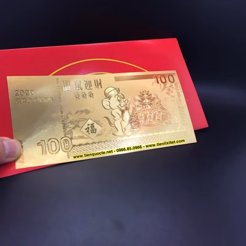 Tờ tiền này được làm trên chất liệu nhựa dẻo cao cấp mạ tĩnh điện một lớp hợp kim vàng mỏng sáng bóng, có thể làm quà tặng hoặc trang trí trên cây mai, đào ngày Tết.