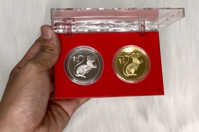 Trên thị trường còn có cặp đồng tiền xu con chuột Đài Loan được phát hành cho dịp Tết Canh Tý 2020 phục vụ nhu cầu lì xì. Cặp tiền xu con chuột Đài Loan chỉ là xu lưu niệm và không có giá trị trong lưu thông. Nguồn ảnh: Internet.