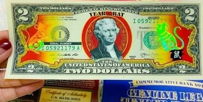 Giá của đồng 2 USD với họa tiết 2 chú chuột mạ vàng ở mặt trước tờ tiền - biểu tượng cho năm 2020 được rao bán với giá từ 240.000 – gần 400.000 đồng/tờ.