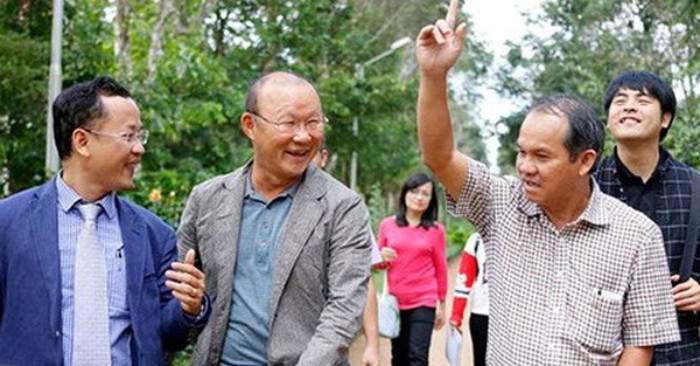 Ông chủ Hoàng Anh Gia Lai cho biết: "Ông Park Hang-seo từng cảm ơn tôi. Nhưng hôm nay tôi mới chính thức cảm ơn huấn luyện viên Park Hang-seo. Cảm ơn ông đã hiện thực hóa giấc mơ suốt 60 năm của người hâm mộ bóng đá Việt Nam, đặc biệt là tôi". Ảnh: Vietnamnet