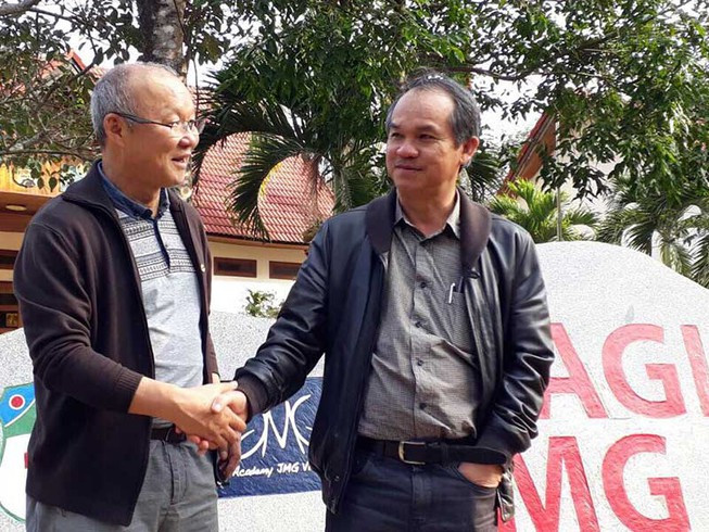 Thông tin trên Người Lao Động cho biết, sáng 11/12, bầu Đức chia sẻ: "Hôm qua xem vui thật. Bao nhiêu năm nay tôi muốn bóng đá Việt Nam giành được tấm HCV SEA Games để thỏa lòng mong mỏi của người hâm mộ cả nước. Giờ thì ông Park đã làm được điều đó, tôi cực kì nể phục tài năng của ông ấy". Ảnh: Plo.