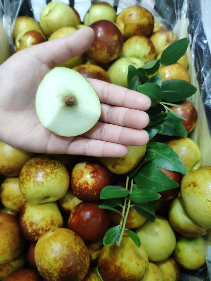 Chị Thúy (Hà Đông, Hà Nội), chuyên bán trái cây online cho biết, loại hồng táo này hiện được nhiều người đặt mua.