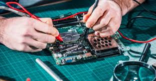 Họ sẽ dùng đồ nghề để chích điện cho những người đi ra từ quán bar nếu có yêu cầu. Giật điện giúp một số người lấy lại tỉnh táo, một số khác muốn dùng điện để “phiêu” đến sáng.