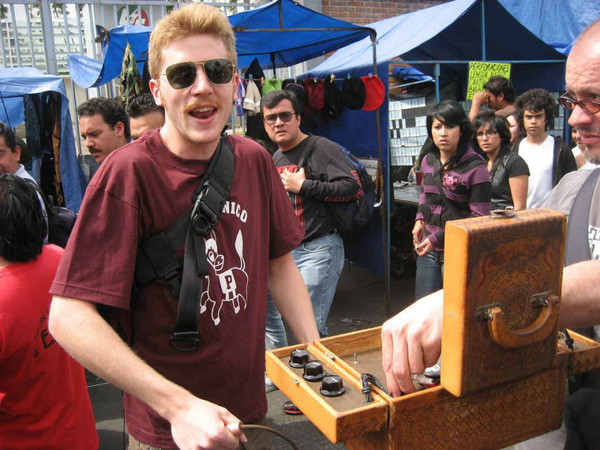 Giật điện thuê là nghề nghiệp khá mới lạ. Bắt nguồn từ đất nước Mexico xinh đẹp, người làm công việc này luôn mang theo một chiếc hộp phát điện 120V bên mình.