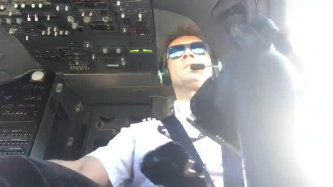 Công việc kỳ lạ này chắc chắn là nguy hiểm bởi phi công phải có kỹ năng điêu luyện trong việc lái máy bay và thông thạo với nhiều loại “chim sắt” khác nhau.