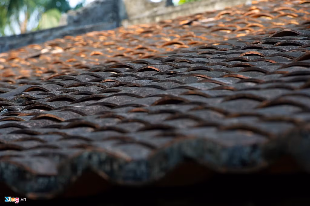 Mái nhà lợp ngói âm dương cổ kính. Ảnh: Zing.