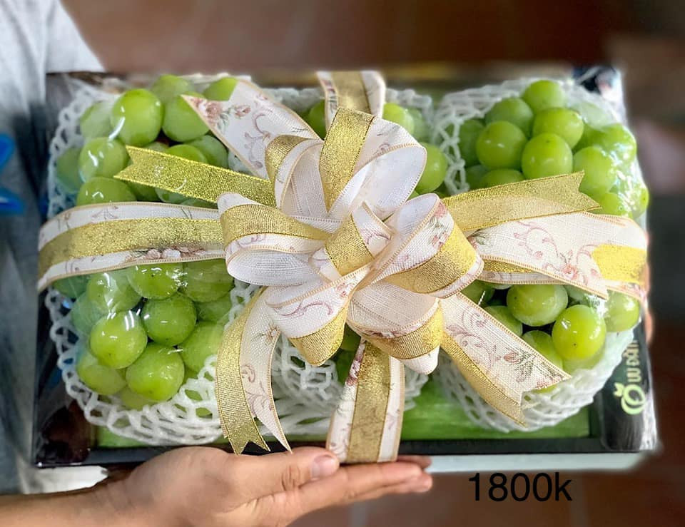 Một cửa hàng hoa quả nhập khẩu ở Hà Nội tặng Voucher trị giá 100.000 đồng cho khách mua với hóa đơn trên 300.000 đồng nhân dịp 20/11. Ảnh: Hoaquauudam.