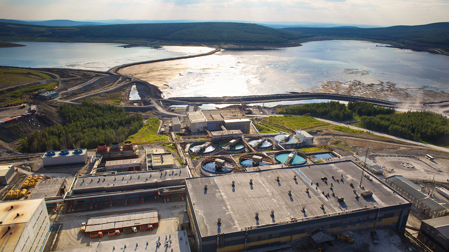 Olimpiada nằm ở Polyus - một trong những tỉnh khai thác vàng lớn nhất của Nga. Mỏ bắt đầu hoạt động vào năm 1996 và hiện chiếm hơn một nửa tổng sản lượng vàng của công ty có trụ sở tại Moscow.