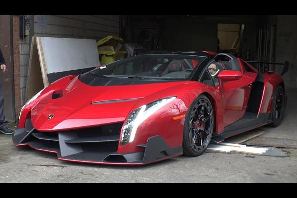 Trong bộ sưu tập siêu xe của Thái tử Fazza có một chiếc Lamborghini Veneno Roadser giá lên tới 4,5 triệu USD.