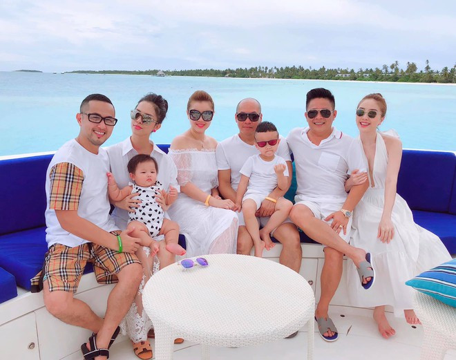 Trước đó, trên một diễn đàn showbiz rộ lên tin đồn về vị hôn phu tương lai của ca sĩ Bảo Thy. Tài khoản đăng tải loạt ảnh doanh nhân Phan Lĩnh trong các cuộc hội họp với anh trai Bảo Thy. Ảnh: Dân Việt.