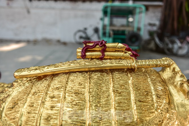 Điểm đặc biệt là trên lưng "cụ rùa" là thanh gươm và 1 cuốn binh thư phỏng theo truyền thuyết Lê Lợi trả gươm. Ảnh: Tiền phong.