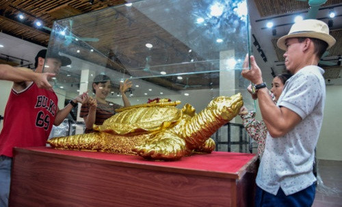 Ít ngày trở lại đây, người dân Hà Nội xôn xao bởi tác phẩm cụ rùa bằng gốm mạ vàng 9999 phỏng theo tiêu bản cụ rùa Hồ Gươm tại làng nghề gốm Bát Tràng. Ảnh: Giaoducthoidai.