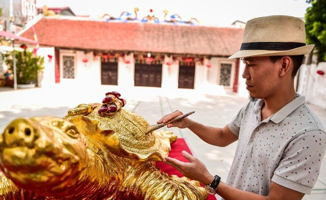 Chủ nhân của tác phẩm là anh Nguyễn Dương (Bát Tràng, Gia Lâm, Hà Nội). Ảnh: Người đưa tin.