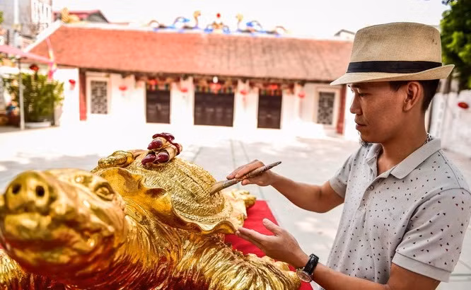 Chủ nhân của tác phẩm là anh Nguyễn Dương (Bát Tràng, Gia Lâm, Hà Nội). Ảnh: Người đưa tin.