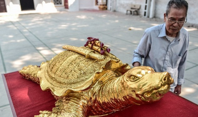 "Cụ rùa mạ vàng" nặng gần 2 tạ, dài 1m35, rộng 1m, cao 55cm. Ảnh: Tiền phong.
