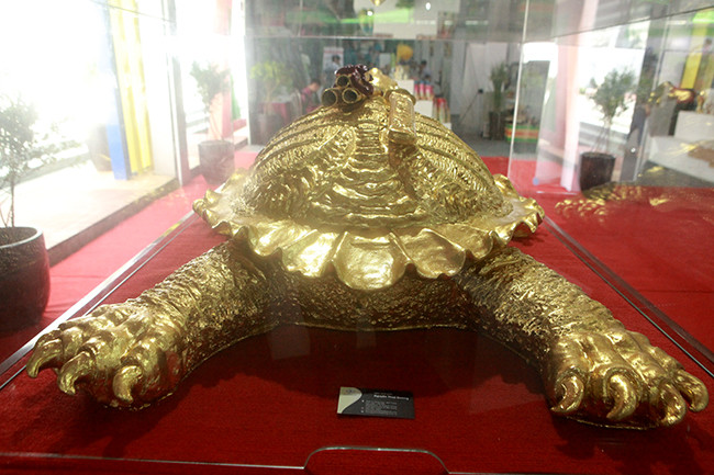 Rùa vàng làm từ gốm, hoàn toàn bằng tay từ khâu tạo hình tới mạ vàng. Ảnh: Dân Việt.
