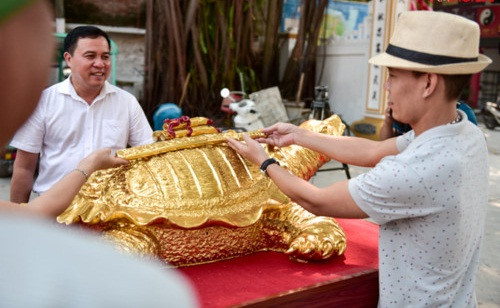 Toàn bộ “cụ” rùa được mạ vàng 9999, làm trong trong khoảng hơn 2 tháng và mới hoàn thiện. Ảnh: Giaoducthoidai.
