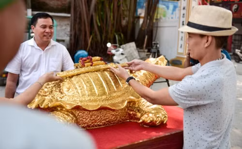 Toàn bộ “cụ” rùa được mạ vàng 9999, làm trong trong khoảng hơn 2 tháng và mới hoàn thiện. Ảnh: Giaoducthoidai.