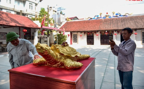 "Cụ rùa" dát vàng hiện được rao bán với giá hơn 100 triệu đồng. Ảnh: Giaoducthoidai.