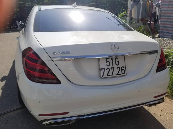 Mercedes S450 là thương hiệu xe đắt đỏ khác trong đoàn xe dâu của Bảo Thy. Giá niêm yết tại showroom của dòng xe này dao động từ 4-7 tỷ đồng.