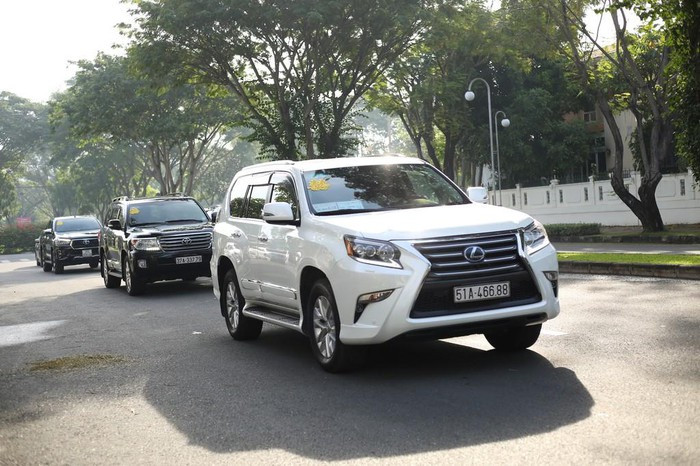 Các xe trong đoàn rước dâu của chú rể đều được gắn chữ hỷ màu vàng. Xe Lexus màu trắng gây chú ý với người qua đường.