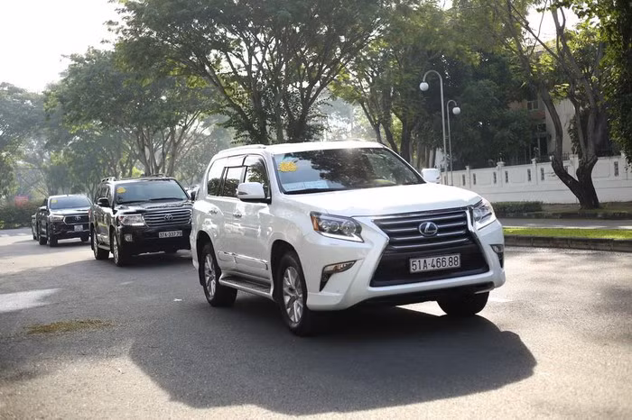 Các xe trong đoàn rước dâu của chú rể đều được gắn chữ hỷ màu vàng. Xe Lexus màu trắng gây chú ý với người qua đường.