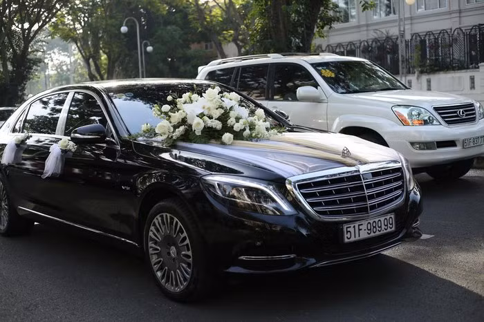 Vào năm 2018, Maybach S600 được chào bán với giá khoảng 15 tỷ đồng. Đây cũng là một trong số những dòng xe cao cấp được nhập khẩu về Việt Nam.
