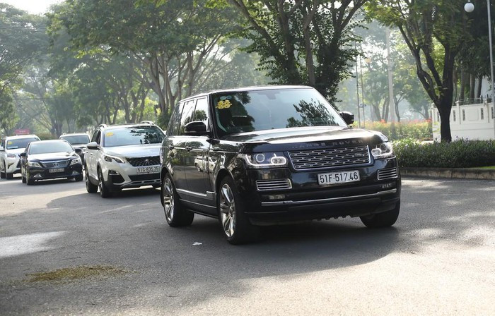 Xe Land Range Rover có giá dao động từ 8,5 - 11,5 tỷ đồng.