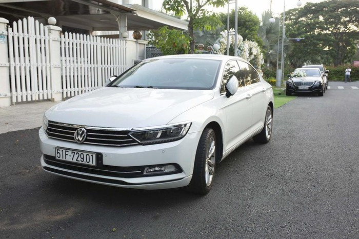 Trước cổng biệt thự nhà chú rể Phan Lĩnh, chiếc xe Volkswagen màu trắng đỗ khá lâu trước khi rời đi cùng đoàn xe hoa.