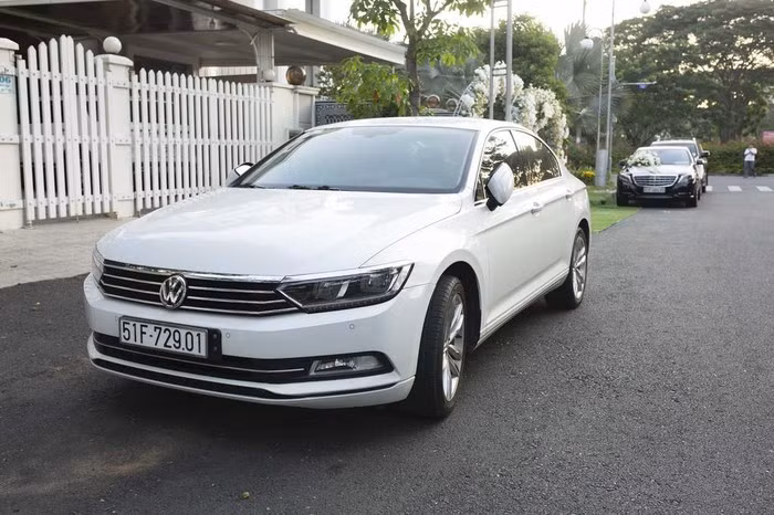 Trước cổng biệt thự nhà chú rể Phan Lĩnh, chiếc xe Volkswagen màu trắng đỗ khá lâu trước khi rời đi cùng đoàn xe hoa.