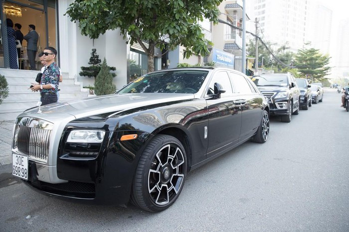 Đáng chú ý nhất trong đó là chiếc Rolls-Royce Ghost Series II mang biển số Hà Nội. Dòng xe này được mệnh danh là xe siêu sang chỉ dành cho đại gia.