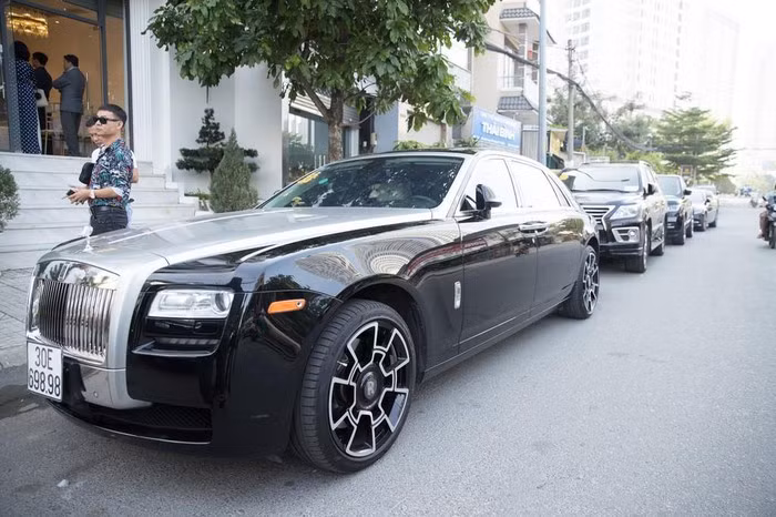 Đáng chú ý nhất trong đó là chiếc Rolls-Royce Ghost Series II mang biển số Hà Nội. Dòng xe này được mệnh danh là xe siêu sang chỉ dành cho đại gia.