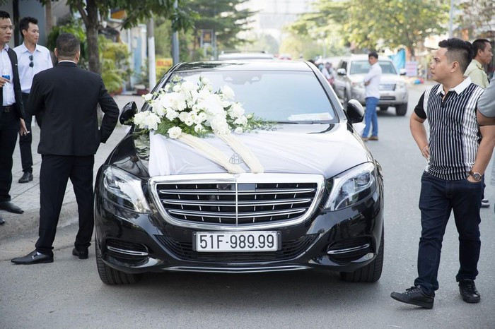 Xe hoa của cô dâu chú rể là dòng Maybach S600. Chiếc xe được gắn chùm hoa lớn cùng nhiều dây ruy-băng, dẫn đầu đoàn xe của doanh nhân Phan Lĩnh.