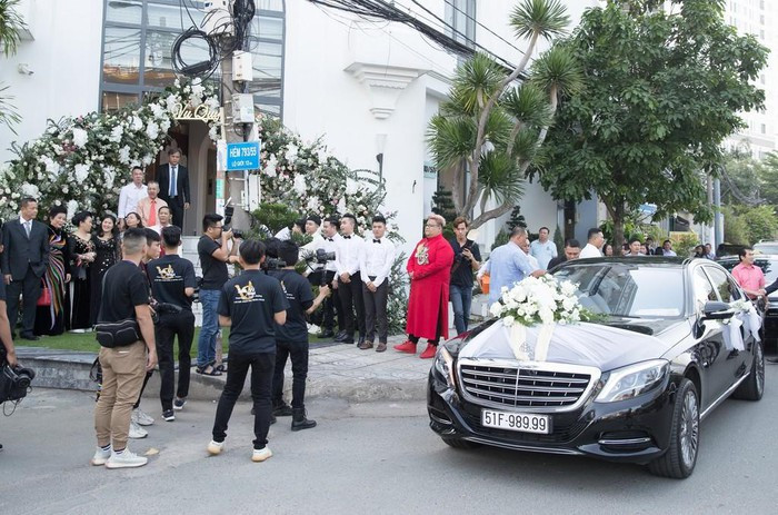 Sáng 15/11, Bảo Thy và doanh nhân Phan Lĩnh tổ chức lễ ăn hỏi và rước dâu tại nhà riêng. Từ sáng sớm, đoàn xe của chú rể đã xuất hiện phía bên ngoài biệt thự của gia đình Bảo Thy ở Quận 7 (TP.HCM). Sự xuất hiện của dàn xe sang đã thu hút sự chú ý của nhiều người.