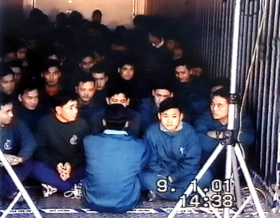 Khám nghiệm tử thi các thi thể tìm thấy trong container cho thấy các nạn nhân tử vong vì suy hô hấp, nguyên nhân do ngạt khí. Chỉ 2 người bên trong xe container được cứu sống sau khi cảnh sát phát hiện ra nhóm người nhập cư. Ảnh: PA.