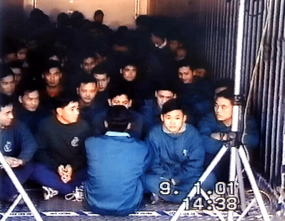 Khám nghiệm tử thi các thi thể tìm thấy trong container cho thấy các nạn nhân tử vong vì suy hô hấp, nguyên nhân do ngạt khí. Chỉ 2 người bên trong xe container được cứu sống sau khi cảnh sát phát hiện ra nhóm người nhập cư. Ảnh: PA.