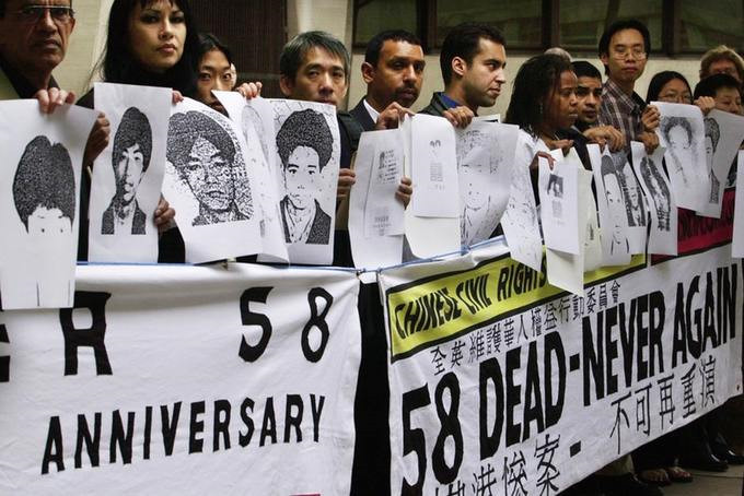 Perry Wacker, người lái xe tải trong vụ việc, bị tuyên án 14 năm tù vì giết người. Người này đã trả tiền cho một nhóm tội phạm để giúp đưa lậu nhóm người Trung Quốc vào Anh. Một nhóm 7 người khác cũng bị tòa án Hà Lan tuyên án hình sự do tham gia vào vụ đưa lậu người vào Anh. Trong ảnh, một lễ tưởng niệm được tổ chức dành cho các nạn nhân thiệt mạng ở Dover. Ảnh: PA.