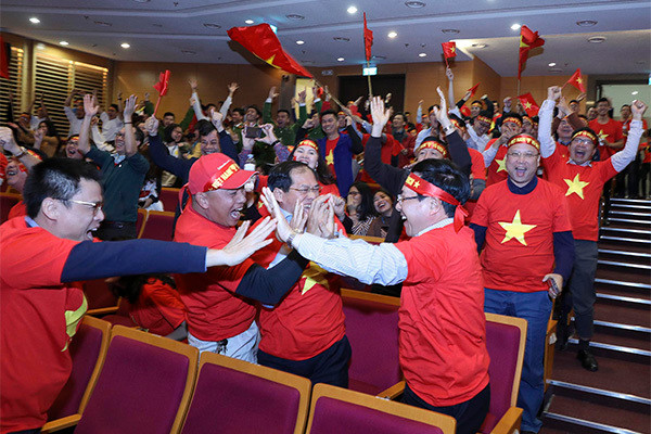 Thu tuong moi com than mat doi tuyen bong da vo dich SEA Games-Hinh-2