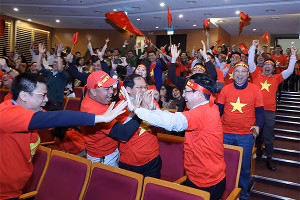 Thu tuong moi com than mat doi tuyen bong da vo dich SEA Games-Hinh-2