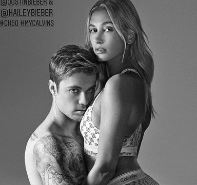 Về phía Hailey Baldwin, cô không giấu nổi hạnh phúc. Người đẹp 9X đã khoe chiếc nhẫn kim cương do chồng tặng. Một số khoảnh khắc tựa đầu vào vai hay ôm ấp ông xã cũng được chân dài xinh đẹp chia sẻ trên mạng xã hội.